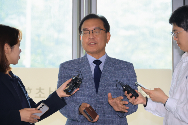 질문에 답하는 이명현 특검<YONHAP NO-4074>