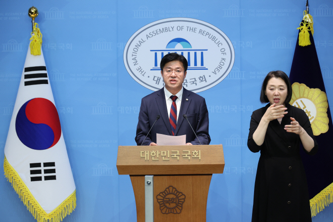 브리핑하는 박상혁 수석대변인<YONHAP NO-5618>