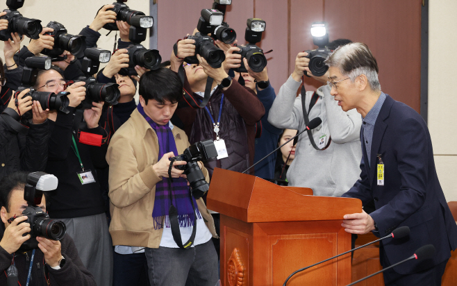 답변하는 김봉식 전 서울경찰청장<YONHAP NO-3211>