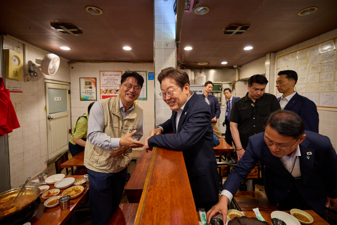 이재명 대통령, 용산 식당에서 점심