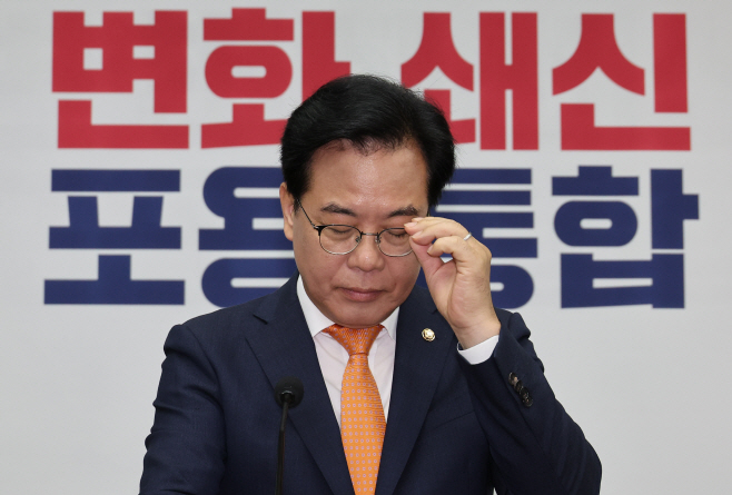 안경 고쳐쓰는 송언석 원내대표<YONHAP NO-3220>