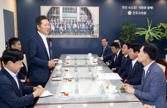 전북특별자치도시군의회의장협의회, 더불어민주당 정청래 국회의원과 간담회 (1)