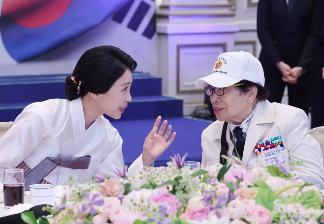 참전유공자와 대화하는 김혜경 여사