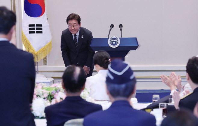 인사하는 이재명 대통령