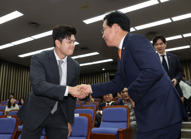 인사하는 김용태 비상대책위원장-송언석 원내대표<YONHAP NO-3209>