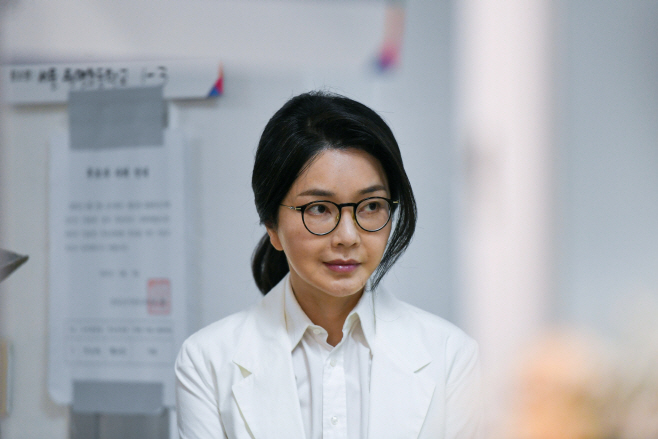 투표 순서 기다리는 김건희 여사<YONHAP NO-2531>
