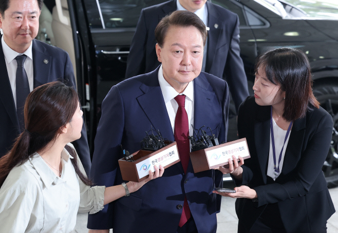 결국 현관으로 출석하는 윤석열 전 대통령<YONHAP NO-3067>