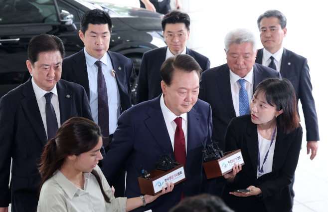 포토라인 선 윤석열