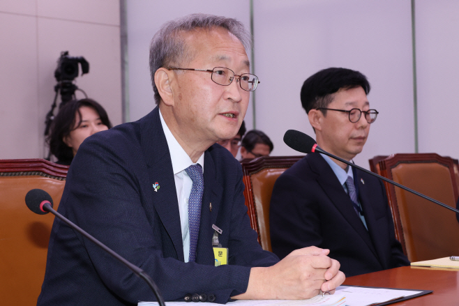 답변하는 김남중 통일부 차관<YONHAP NO-3043>