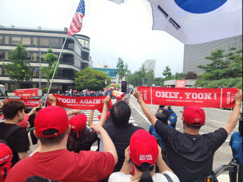 윤 1