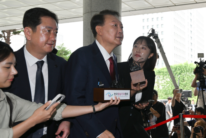 윤석열 전 대통령 고검 현관으로 출석
