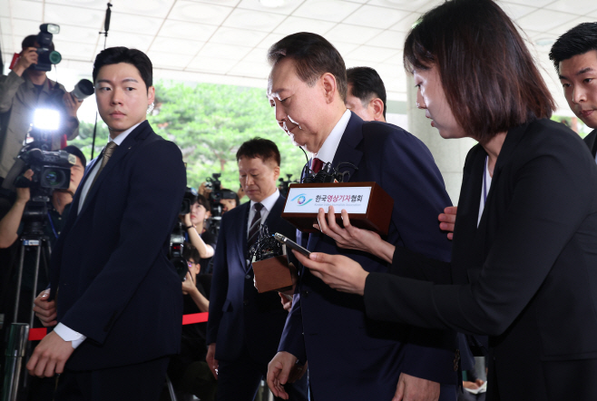포토라인 선 윤석열 전 대통령<YONHAP NO-3123>