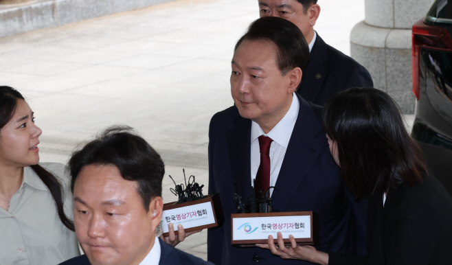 대답없이 출석하는 윤 전 대통령
