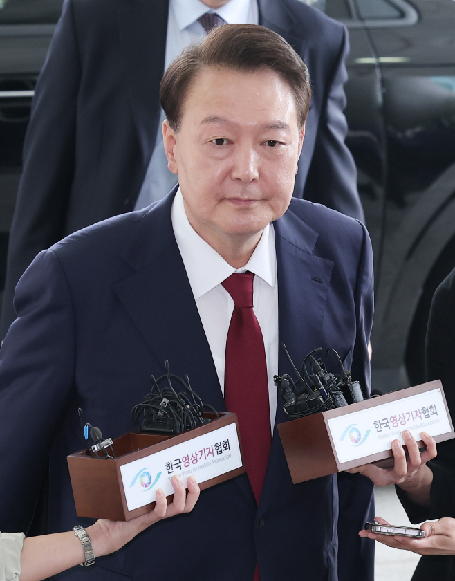 결국 현관으로 출석하는 윤석열 전 대통령<YONHAP NO-3068>