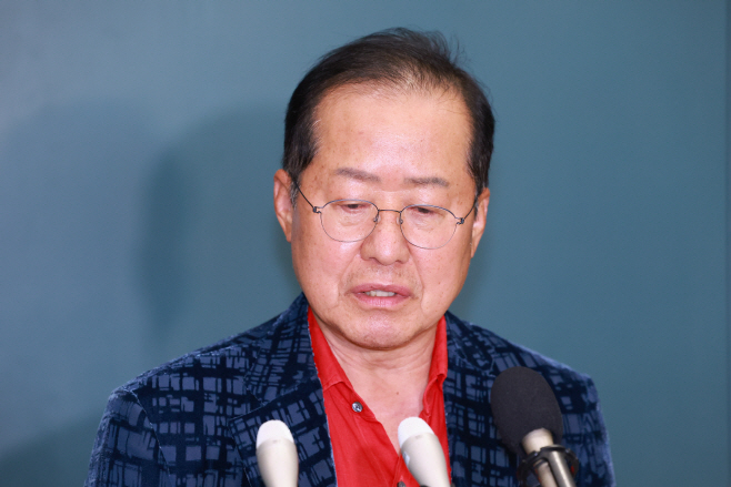 귀국 뒤 취재진 만난 홍준표 전 대구시장<YONHAP NO-4110>