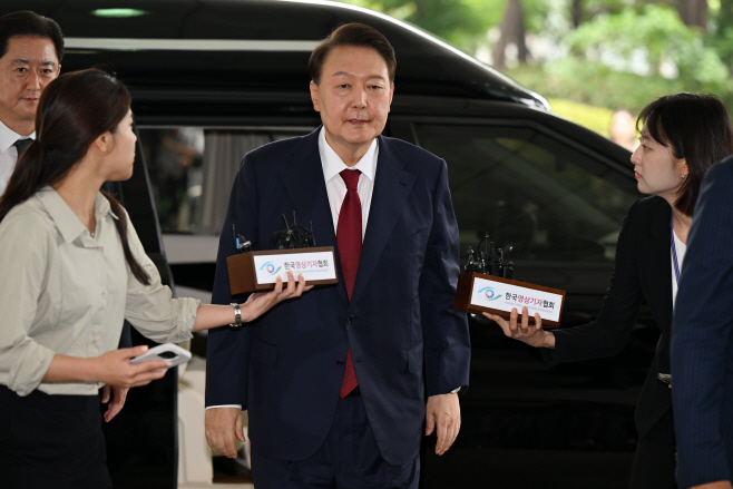 윤석열 전 대통령 고검 현관으로 출석