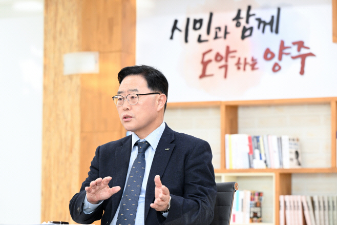 민간사회봉사단체와 후원 단체(기업, 기관, 단체, 각종 협의회)간 1:1매칭 ‘양주 동행’ 매칭사업을 추진하고 있는 강수현 양주시장/양주시