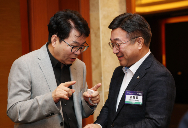 대화하는 이한주 국정기획위원장-윤호중 의원