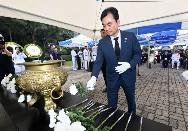헌화하는 안규백 국방부장관 후보자<YONHAP NO-2791>