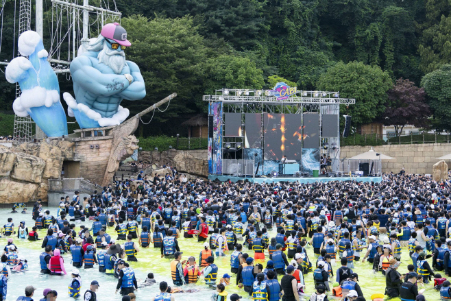 1. 지난해 캐리비안 베이 파도풀에서 펼쳐진 워터 뮤직 풀파티 현장