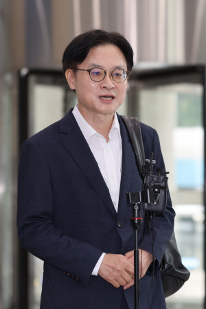 김정관 후보자, 인사청문회 준비사무실 첫 출근<YONHAP NO-2227>