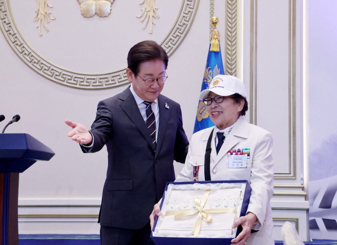 이재명 대통령, 국가유공자 초청 행사 선물 증정