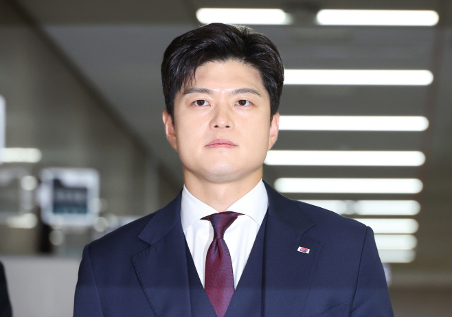 퇴임 회견장으로 향하는 김용태 비대위원장<YONHAP NO-2653>