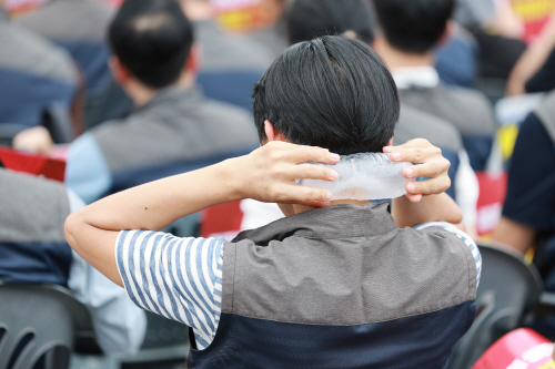 무더위 속 투쟁대회<YONHAP NO-2970>