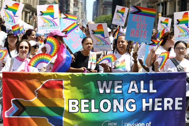 NEW YORK GAY PRIDE PARADE <YONHAP NO-2109> (UPI)