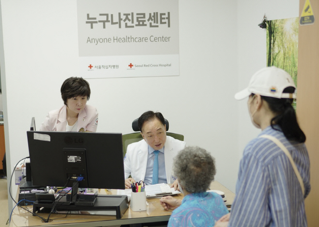 250628 [사진] 대한적십자사 김철수 회장, 서울적십자병원 누구나진료센터에서 진료 봉사