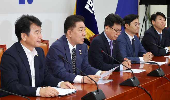 원내대책회의에서 발언하는 김병기 당 대표 직무...<YONHAP NO-2314>