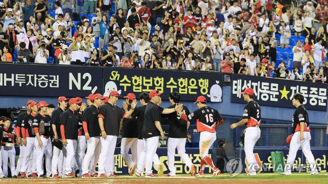 KIA 타이거즈 선수들이 승리 후 하이파이브를 나누고 있다. 연합뉴스