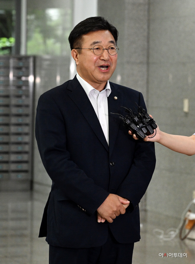 [포토]질문에 답변하는 윤호중 행안부 장관 후보자