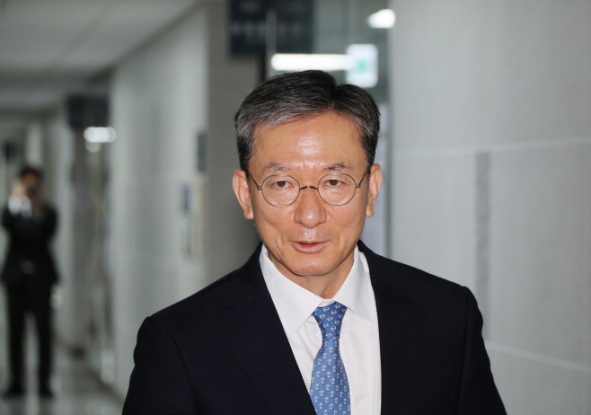 의원실 들어서는 정성호 후보자<YONHAP NO-2157>