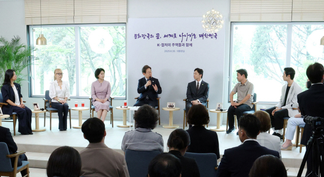 이재명 대통령 부부, 문화예술계 수상자와 간담회