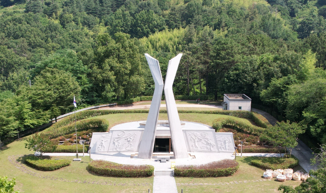 #1. 250630 보도사진3(새롭게 정비한 충혼탑)