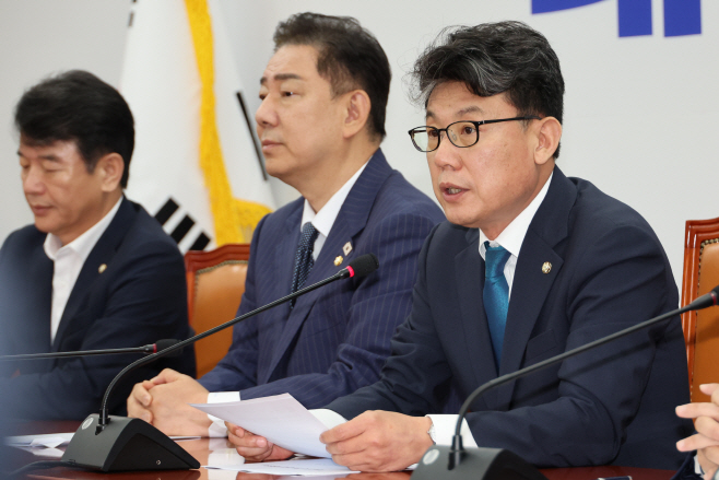 발언하는 진성준 정책위의장<YONHAP NO-2192>
