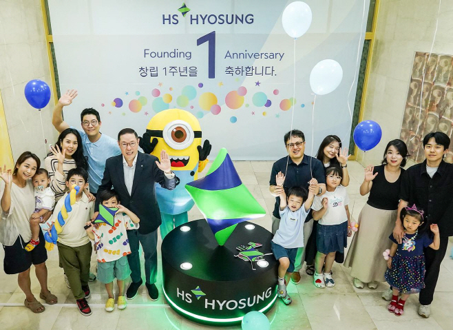 사진1. HS효성이 창립 1주년을 맞이하여 지난 28일(토) 임직원 자녀들을 초청해 패밀리데이를 진행했다. HS효성 조현상 부회장은 (주)효성 산업자재PG장 시절부터 지금까지 10여년 간 패밀리데이를 진행하고 있다.