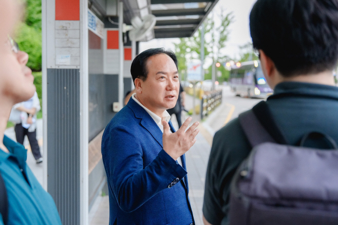 이권재 오산시장, 서울역행 버스서 시민과 소통