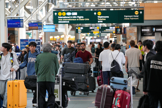 CANADA-RICHMOND-VANCOUVER INTERNATIONAL AIRPORT-SUMMER TRAVEL