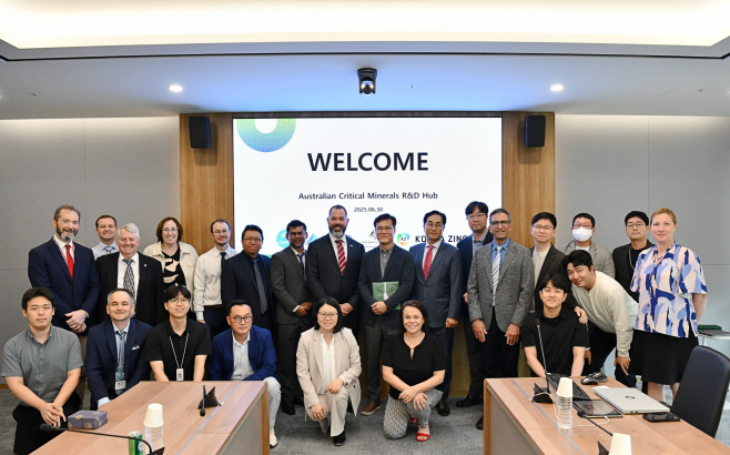 [사진]고려아연과 호주 핵심광물 R&D 대표단이 협력 논의를 위한 미팅을 마친 뒤 기념촬영 하는 모습 (사진=고려아연 제공)