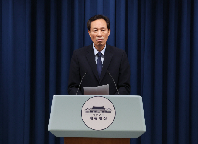 브리핑하는 우상호 정무수석