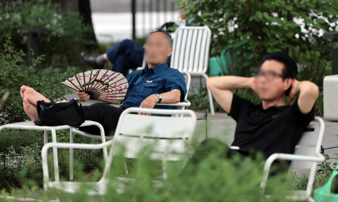 나무그늘 아래 부채질<YONHAP NO-3675>