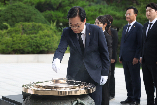 국립서울현충원 찾은 송언석 비대위원장 겸 원내...<YONHAP NO-2201>