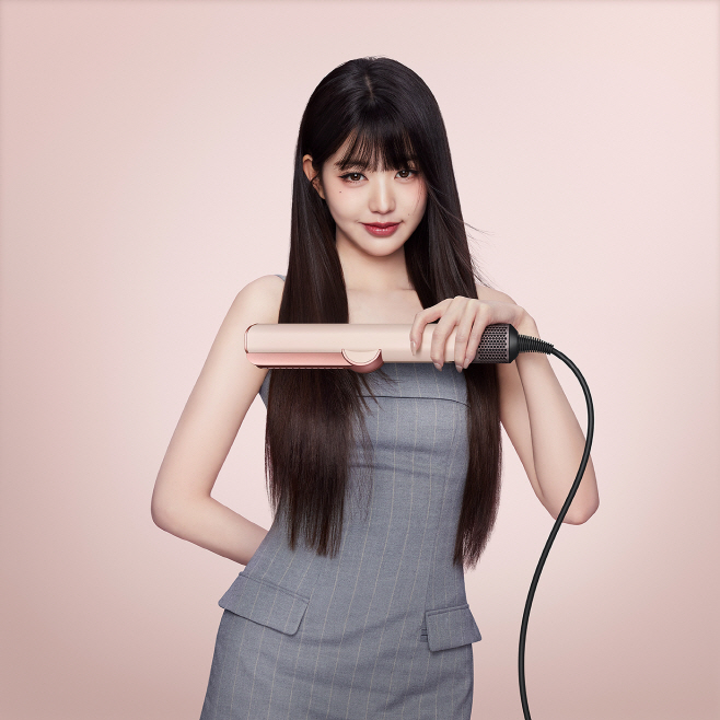 [사진자료] 에어스트레이트 스트레이트너를 들고 있는 다이슨코리아 헤어 디바이스 앰배서더 장원영