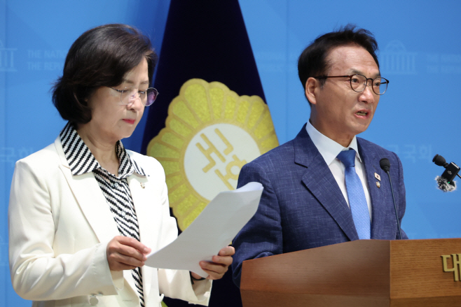 민주당, 구속 만료 앞둔 내란 혐의자 추가 기소 ...<YONHAP NO-3958>