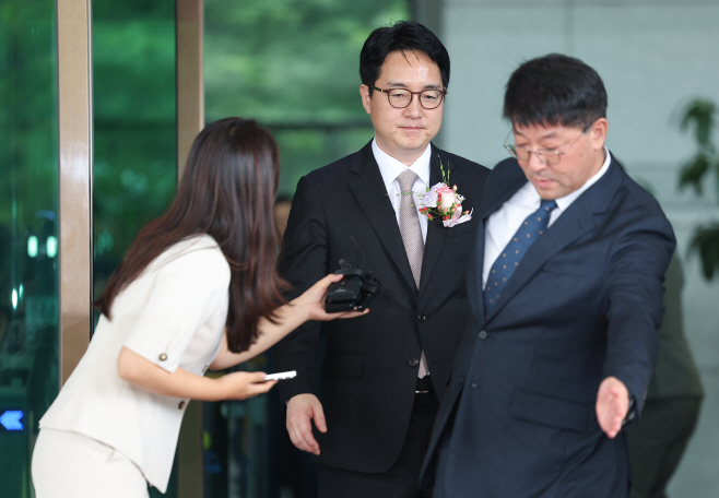 떠나는 심우정<YONHAP NO-2934>