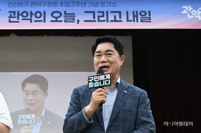 [포토] 구민들 바람에 화답하는 박준희 관악구청장