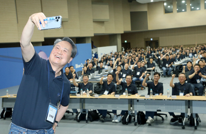 [사진3] 신한금융, 2025년 하반기 경영포럼 개최 “AI 대전환을 주도하라”(25.07.02)