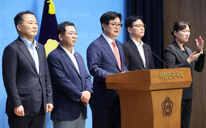 회견하는 국민의힘 과방위원들<YONHAP NO-4847>